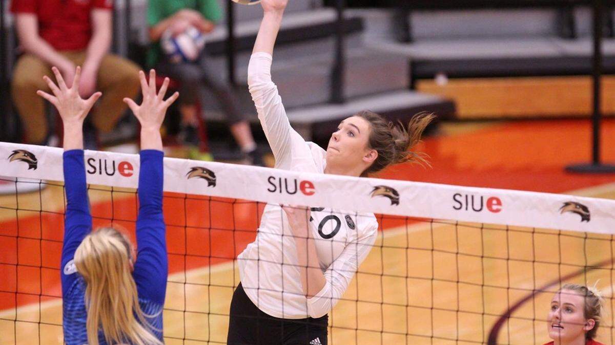 Hope Everett, a member of the SIUE women’s volleyball team, was named the OVC Newcomer of the Week for the second straight week.