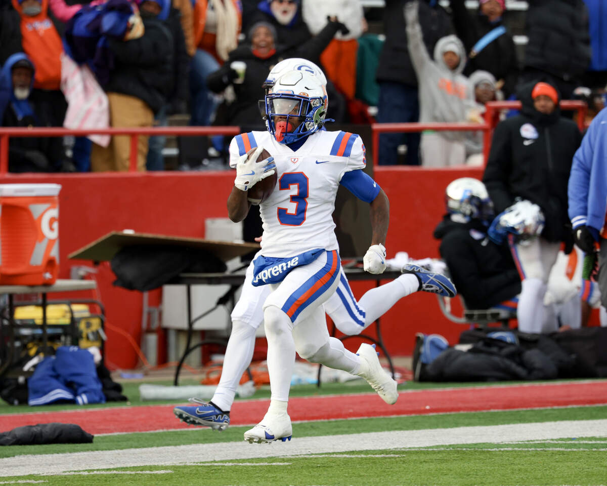 East St. Louis’ Christopher Bennett Jr. returns a kickoff 84 yards for a touchdown during the Illinois Class 6A championship game against Geneva at Hancock Stadium on the campus of the Illinois State University.