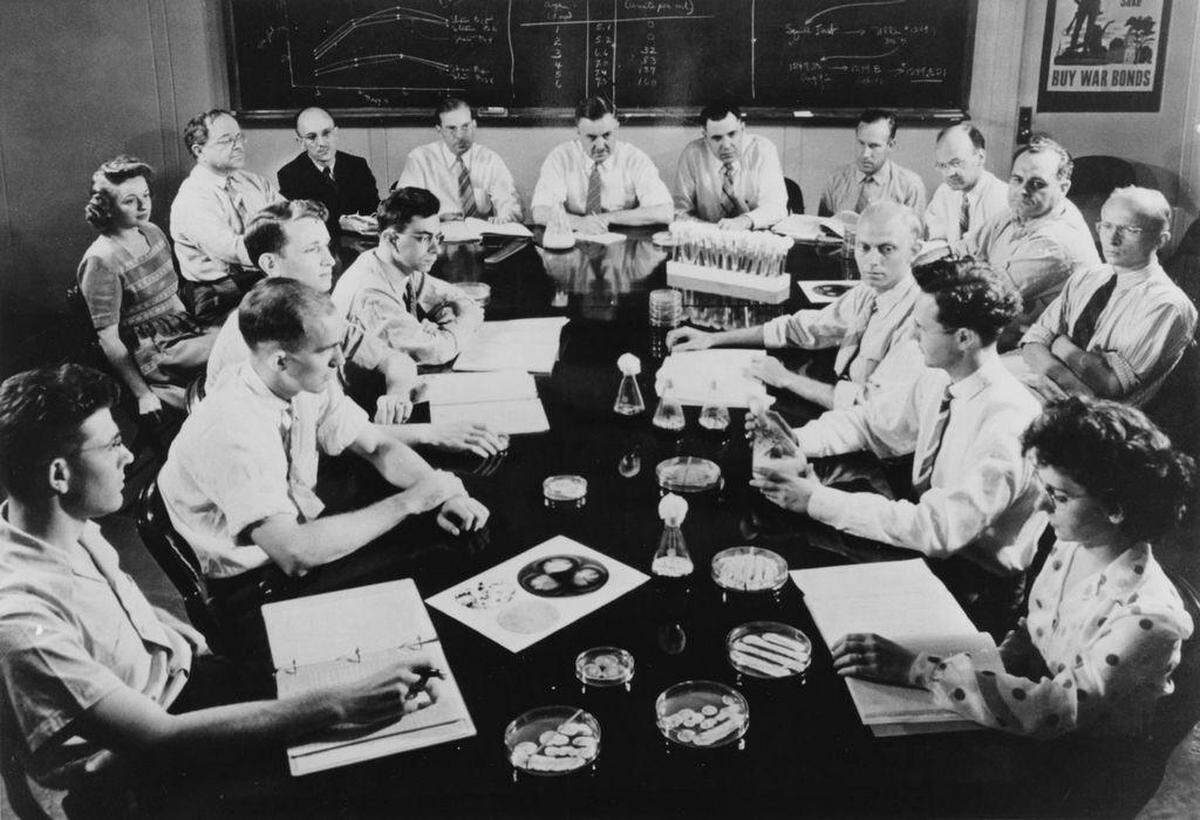 The USDA’s penicillin research team, which included microbiologists, chemists and fungi experts, gathers in Peoria in June 1944.