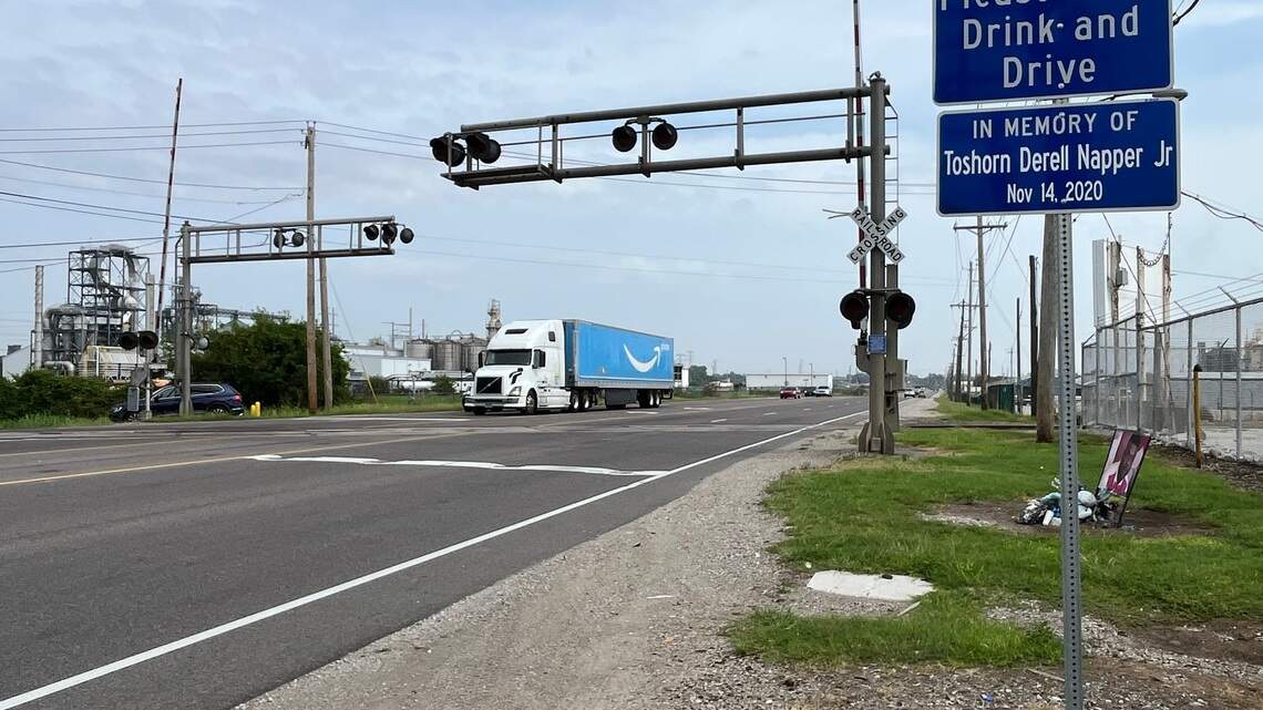 How long can Illinois trains block traffic at a railroad crossing? What to know