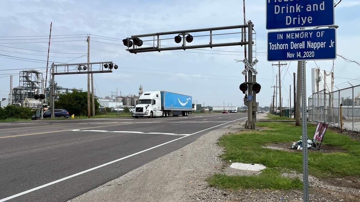 How long can Illinois trains block traffic at a railroad crossing? What to know