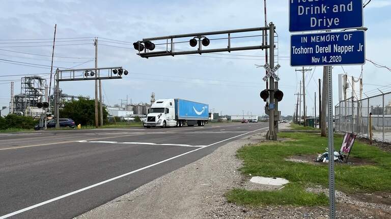 How long can Illinois trains block traffic at a railroad crossing? What to know