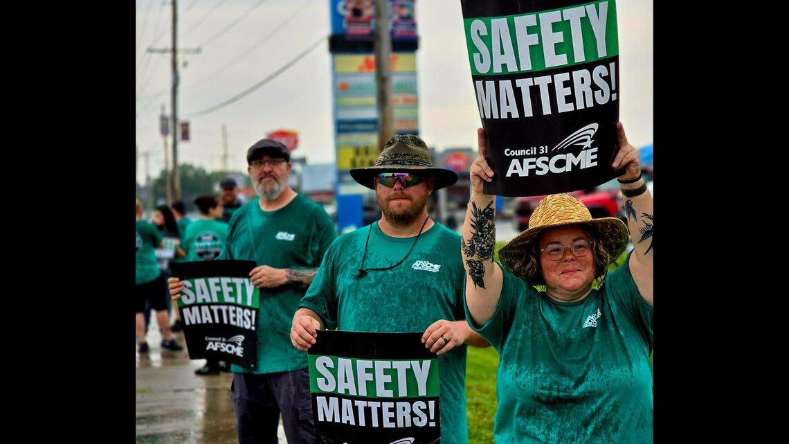 Southern IL prison staff pickets, citing unsafe working conditions, surge in violence