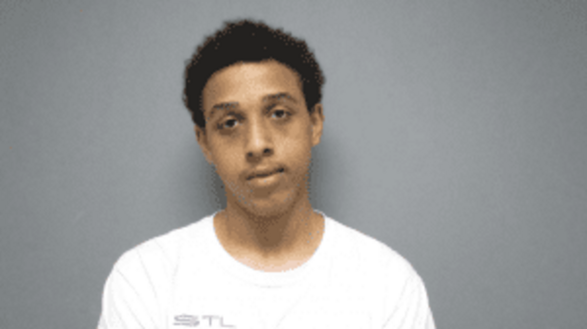 Belleville IL man facing weapons charge in Fairview Heights ...