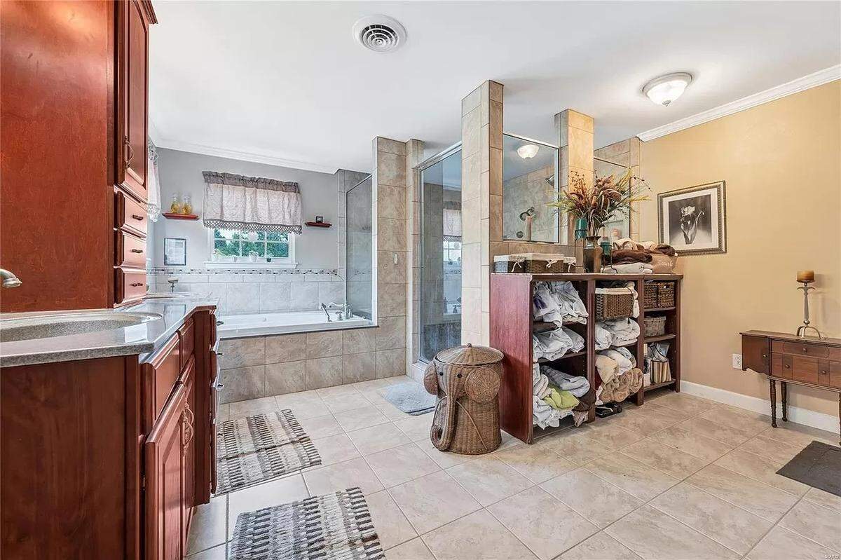 5025 Edinburg Ct.