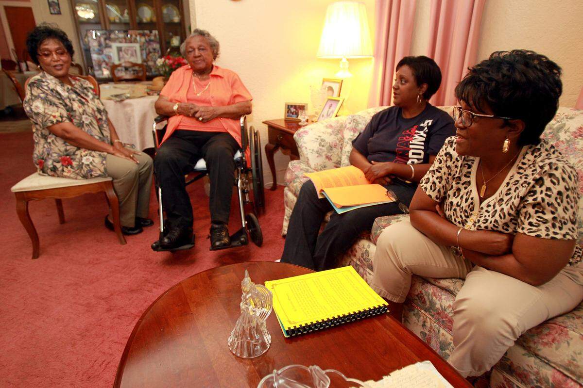 Mattie Malone, second from left, talks to family members, left to right, Mary Blackburn, Cheri Gaston, and Ruth Carr-Townsend in 2014.