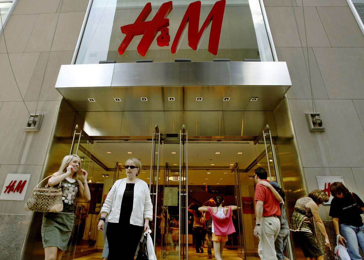 Shoppers enter and exit the Fifth Avenue store owned by Stockholm-based fashion retailer Hennes & Mauritz (H&M) in New York in 2016.