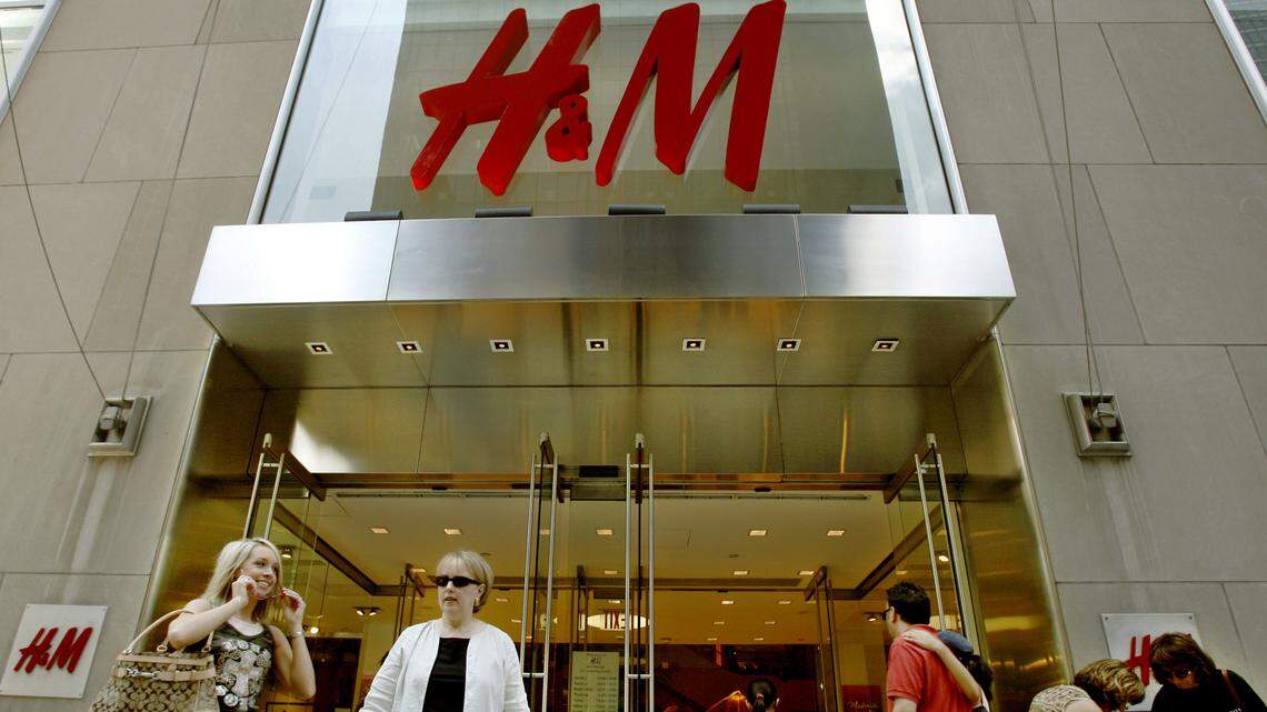Shoppers enter and exit the Fifth Avenue store owned by Stockholm-based fashion retailer Hennes & Mauritz (H&M) in New York in 2016.