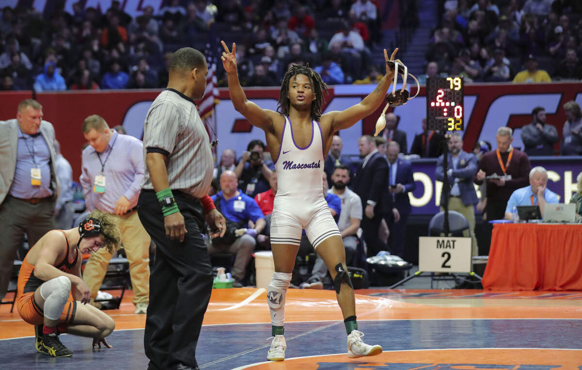 Mascoutah’s Santino Robinson defeats Washington’s Peyton Cox in the championship match at the 2023 IHSA Individual Wrestling State Finals on Saturday.