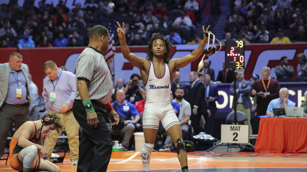 Mascoutah’s Santino Robinson defeats Washington’s Peyton Cox in the championship match at the 2023 IHSA Individual Wrestling State Finals on Saturday.