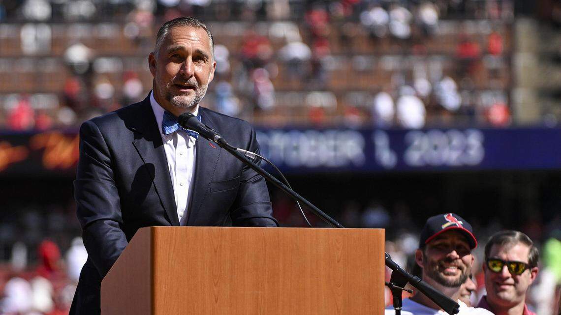 St. Louis Cardinals fans shower retiring executive with boos during opening day tribute