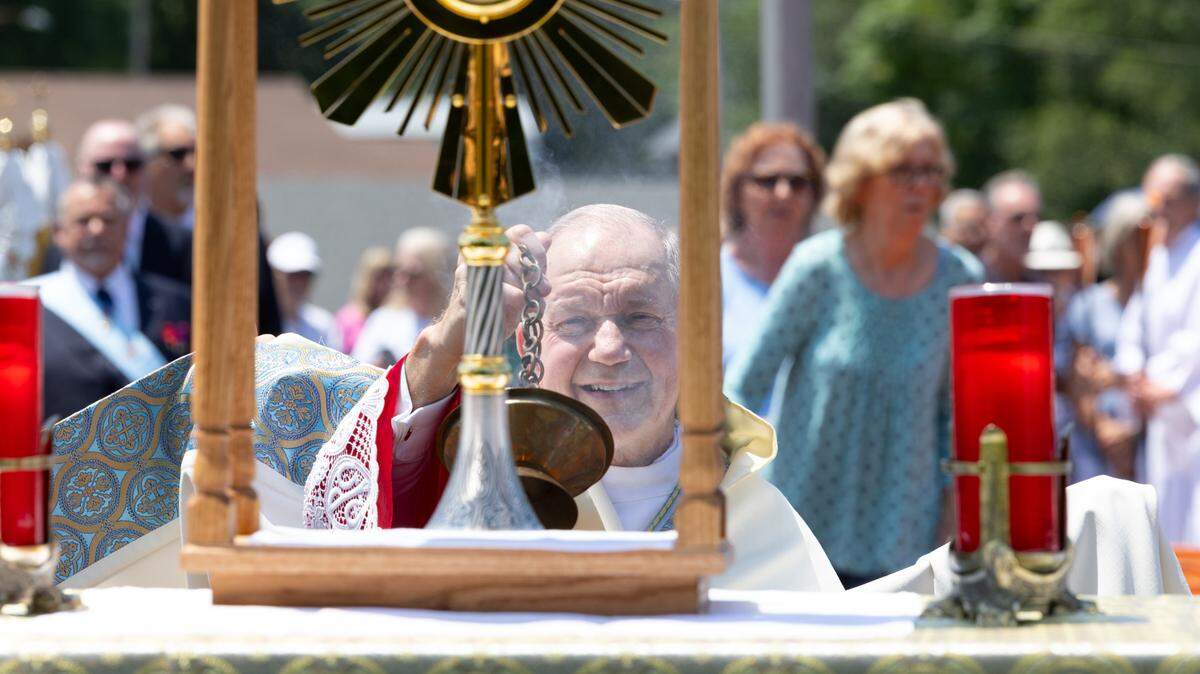 Bishop Thomas John Paprocki of Springfield Diocese begins a ceremony after a procession from St. Peter’s and Paul’s Catholic Church to a nearby cemetery of the same name in Collinsville, Ill. on July 8, 2024. The procession is part of a nationwide eucharist pilgrimage, with Catholics traveling from San Francisco to the endpoint of the pilgrimage, Indianapolis, picking up fellow pilgrims along the way.