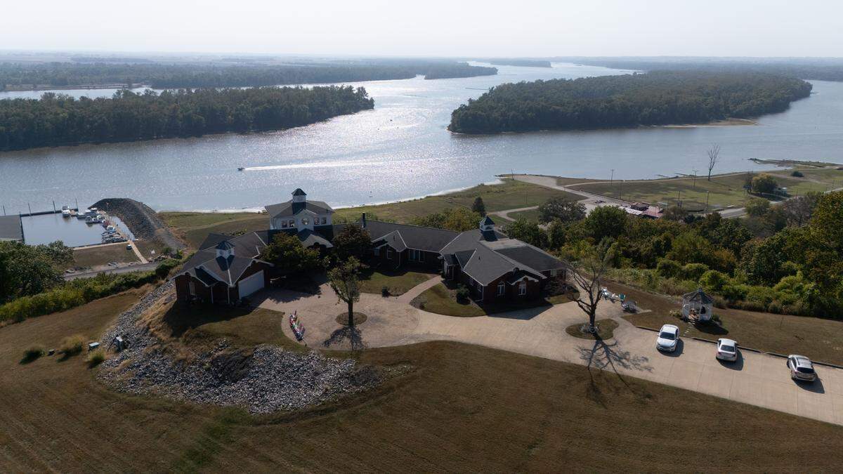The Tara Point Inn & Suites is on sale for $2.7 million. The property, built in 1990, boasts eight cabins, three guest suites and a living quarters for an owner or manager that can also be converted into additional suites.