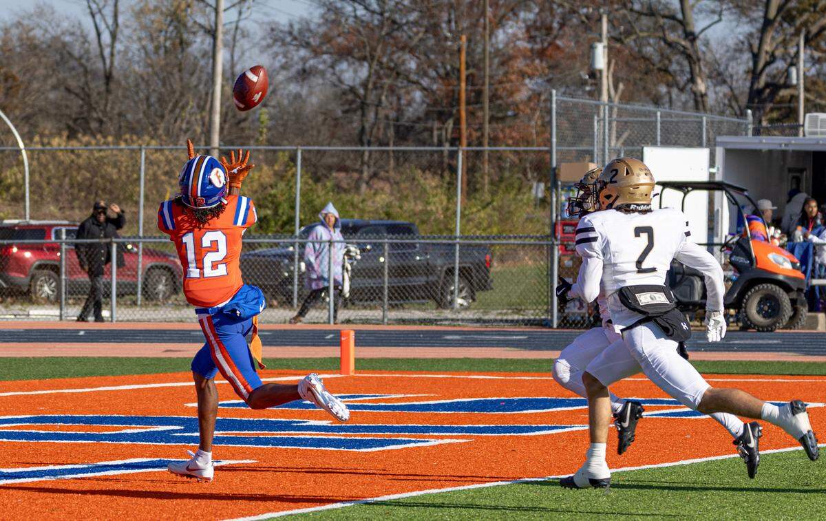 East St. Louis’ Kortez Rupert (12) makes the catch for the touchdown during the Flyers’ Class 6A semifinal win over Oak Lawn Saturday.