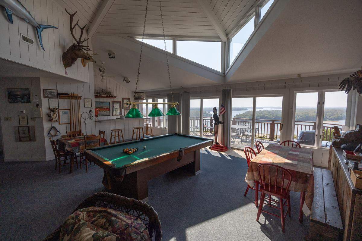 The main lobby at the Tara Point Inn & Suites.