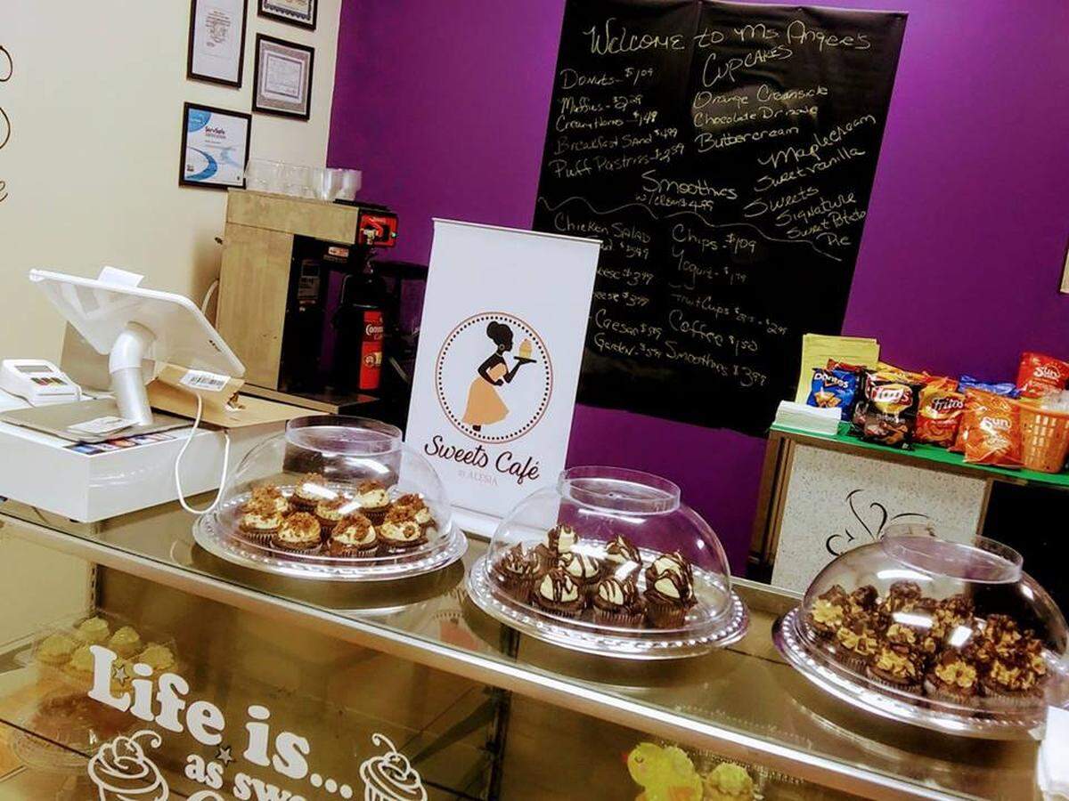 Cupcakes from Sweets Cafe by Alesia.