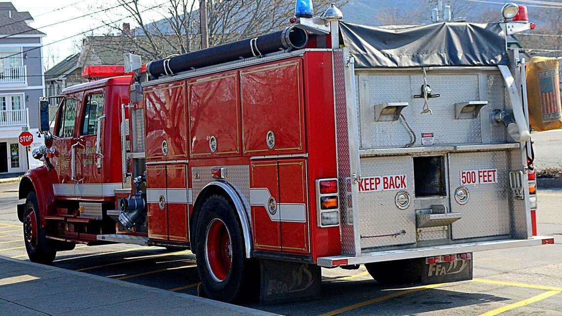 Firefighters contain blaze at metro-east apartment building