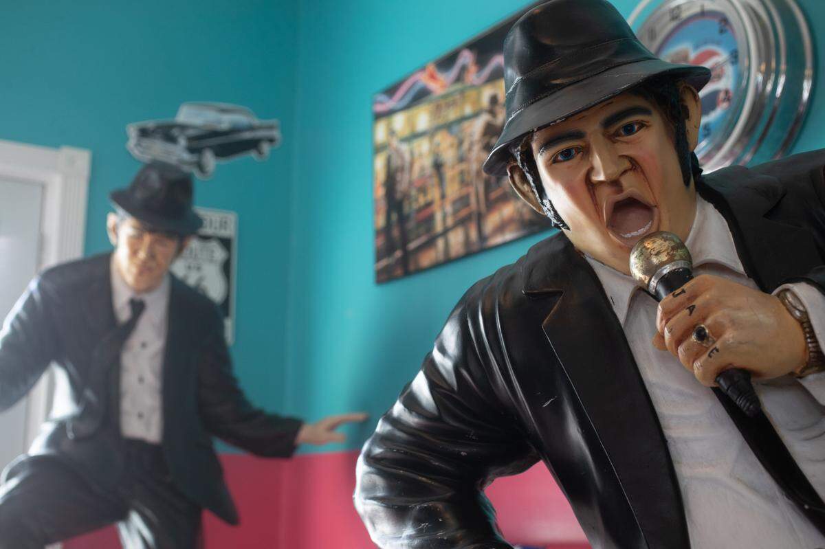 The Pink Elephant Antique Mall is also host to a retro diner, where figures of the Blues Brothers are trapped in a silent performance.