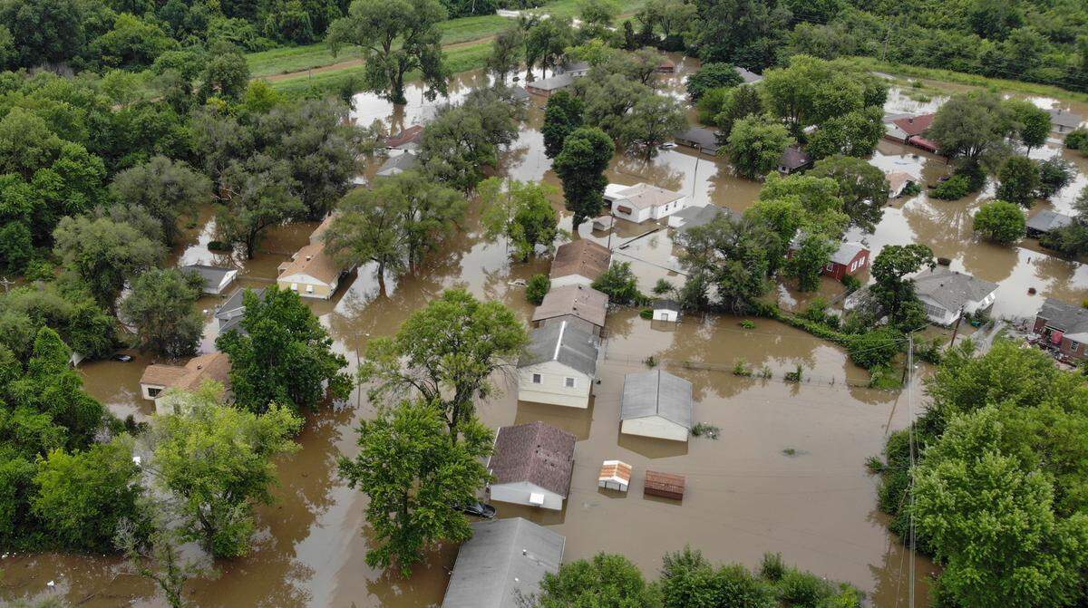 Homes and vehicles on Terrace Dr. and Mary Ave. in East St. Louis were flooded as water rose quickly in the area near the Harding ditch.