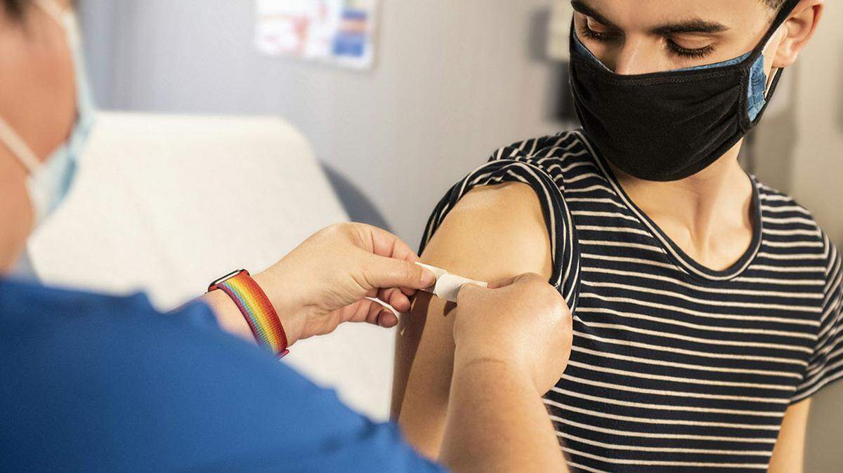 The Illinois Department of Public Health recommends all adults get a COVID-19 shot this fall despite federal guidelines that narrowed the group of people recommended for the shot. 