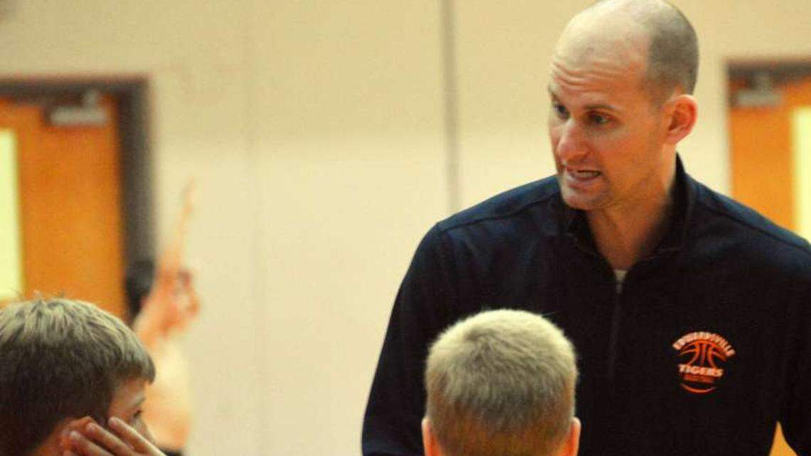 Dustin Battas has been hired to replace Mike Waldo as the Edwardsville High boys basketball coach.