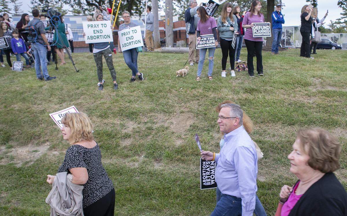 Illinois Congressman Mike Bost, joined pro-life groups at a ralliy Wednesday outside of the new Planned Parenthood clinic in Fairview Heights, IL. The clinic will offer medicinal and surgical abortions when it opens. This comes as St. Louis, Missouri clinic may lose license.