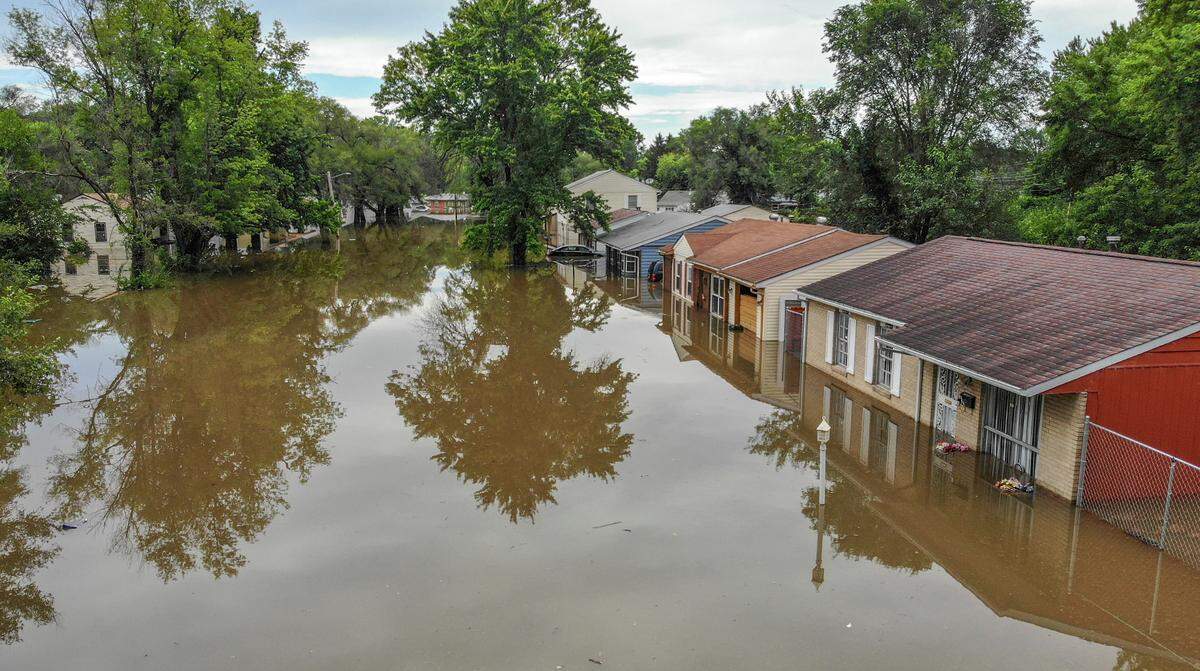 Almost 24 hours after most of the rain stopped in the region, homes and vehicles on Terrace Dr. in East St. Louis still remain flooded.