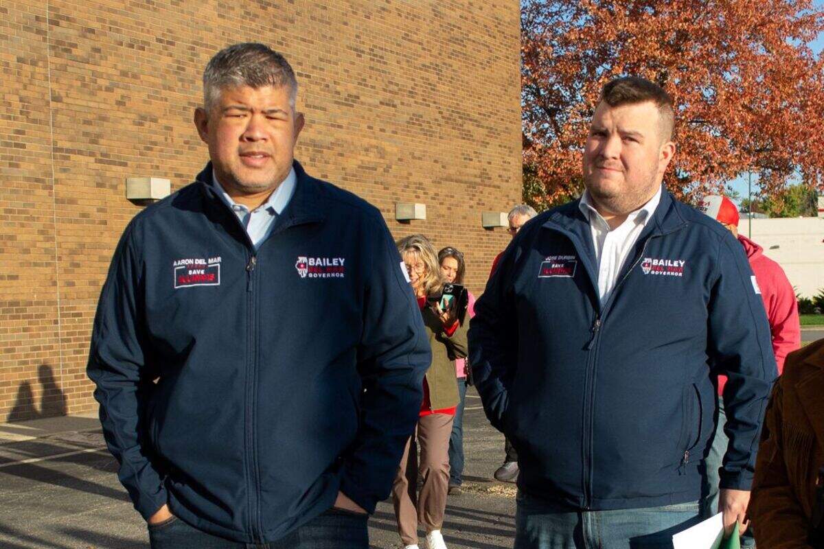 Cook County Republican Party Chair Aaron Del Mar, left, arrives at the Illinois State Board of Elections in Springfield on Oct. 27, 2025 to file petitions on behalf of Darren Bailey’s gubernatorial campaign.