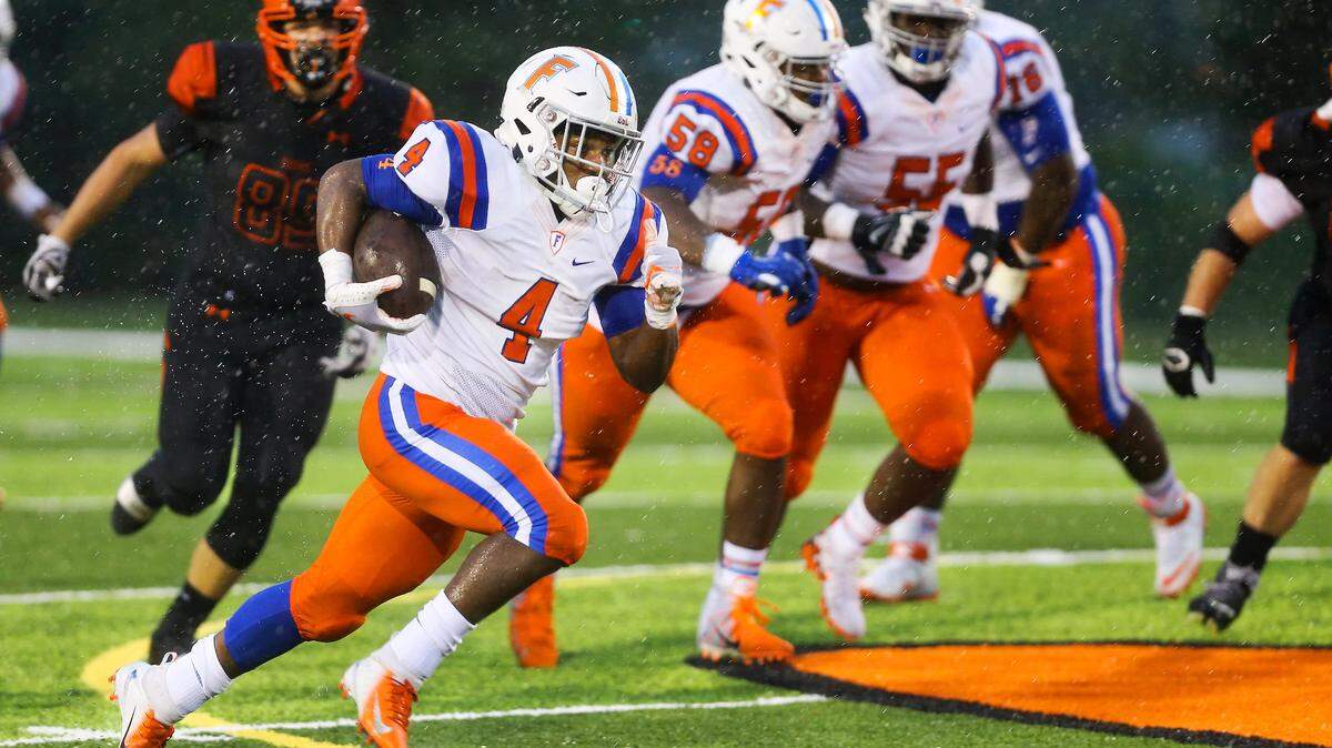  East St. Louis DeMonta Witherspoon runs the ball against Edwardsville during Friday’s game at Edwardsville High School.
