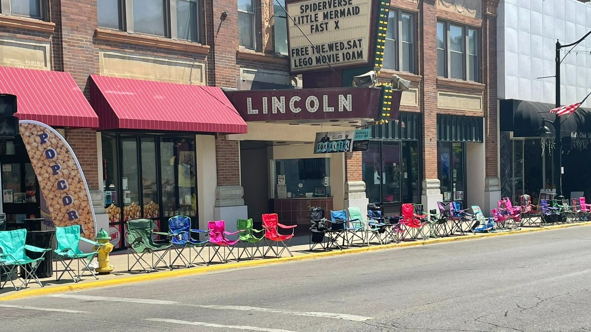 The annual Ainad Shriner’s Parade starts at 7:30 p.m. Friday in downtown Belleville. But keeping with community tradition, people aren’t waiting to preserve their seats as hundreds of chairs are already lined up along Main Street.