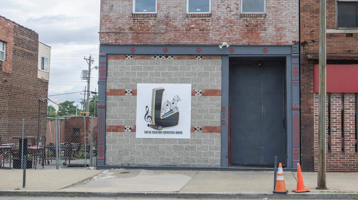 Local Legends Listening Room in East St. Louis offers a unique experience for musicians and the audience. The venue is a popular performance venue for new and experienced musicians to sharpen their skills and perform live.