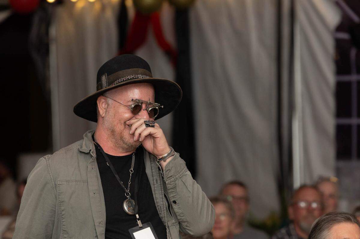 Jewelry maker Carlos Montanaro of Indio, California, smiles as he walks down the aisle to accept his Best of Category award during 2025’s Art on the Square awards ceremony.