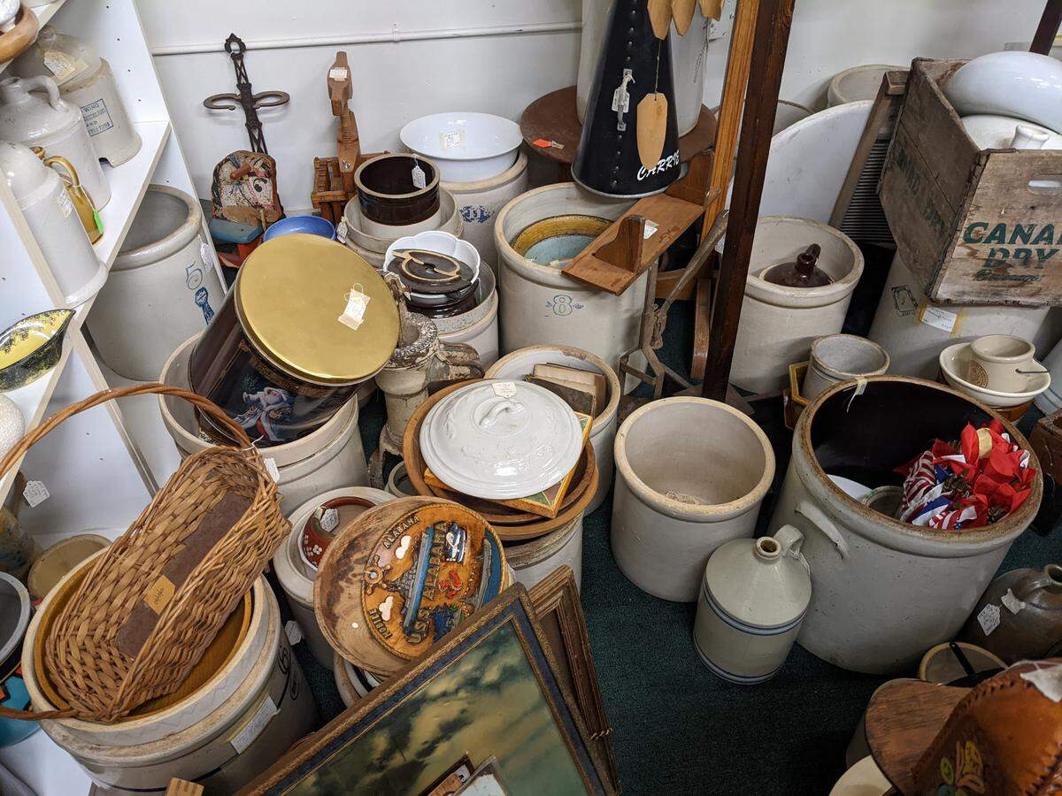 Crock pots and lids in a variety of sizes