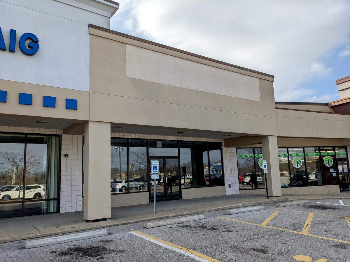 Storefront for The Bead Place’s new location in Market Place Shopping Center