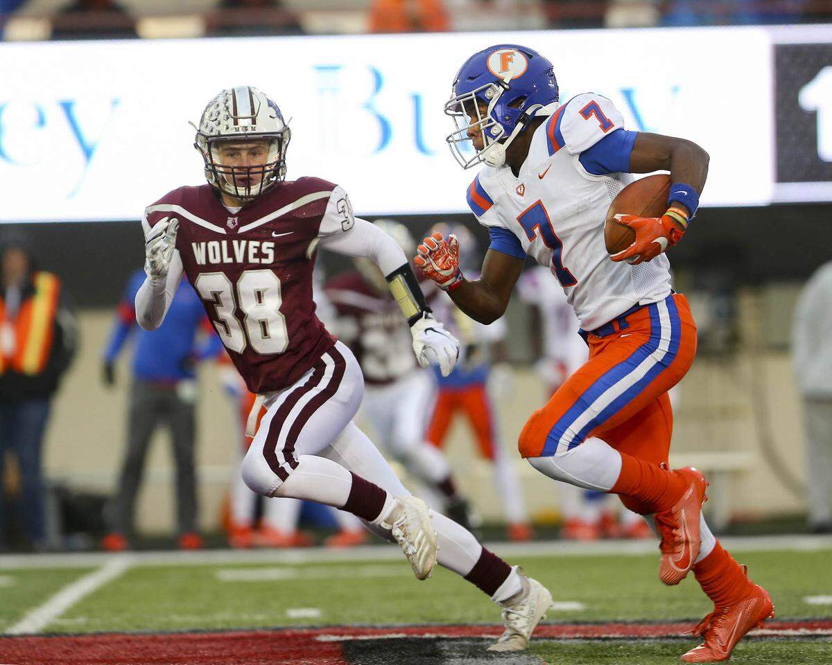 East St. Louis’ Dominic Lovett — now a member of the Missouri Tigers — carries the ball during the IHSA Class 6A state championship game against Prairie Ridge in 2019. Lovett and Flyers prevailed 43-21 and now East St. Louis again will face the Wolves in the state championship Saturday, Nov. 26, at Memorial Stadium on the campus of the University of Illinois in Champaign.