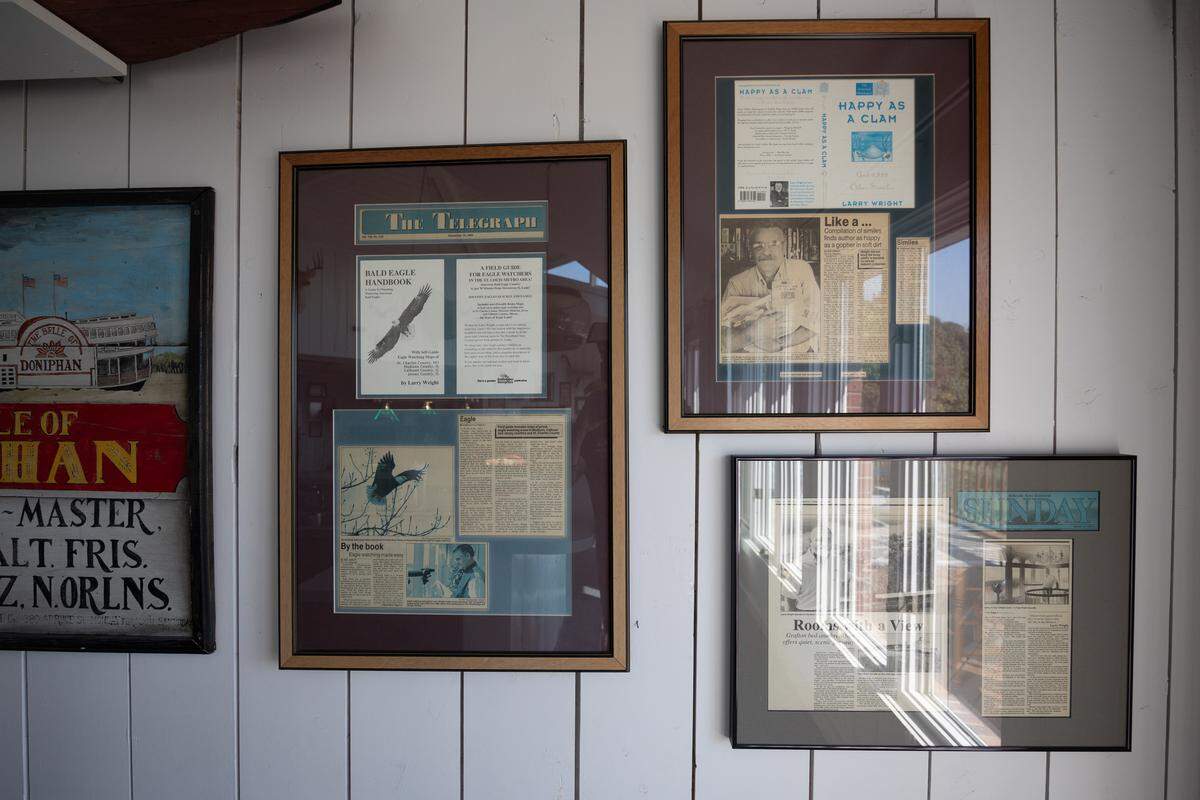 Quirky river-related decorum and old newspaper clippings adorn the walls of the Tara Point Inn.