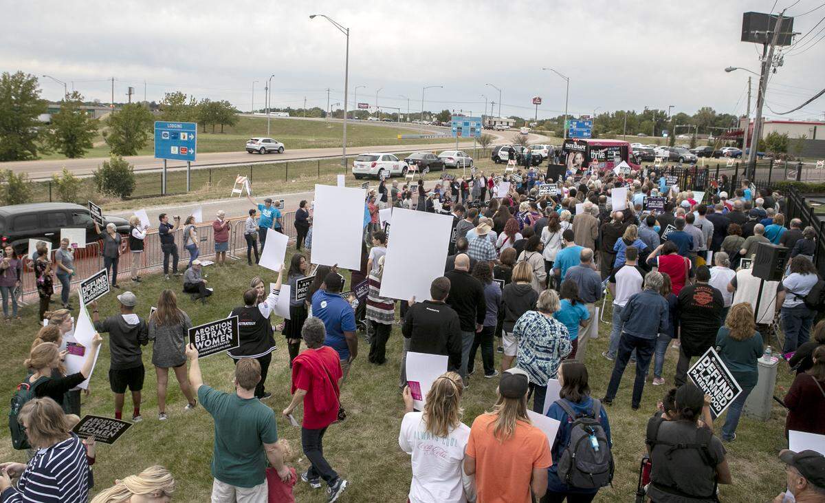 Pro-life groups rallied Wednesday outside of the new Planned Parenthood clinic in Fairview Heights, IL. The clinic will offer medicinal and surgical abortions when it opens. This comes as St. Louis, Missouri clinic may lose license.
