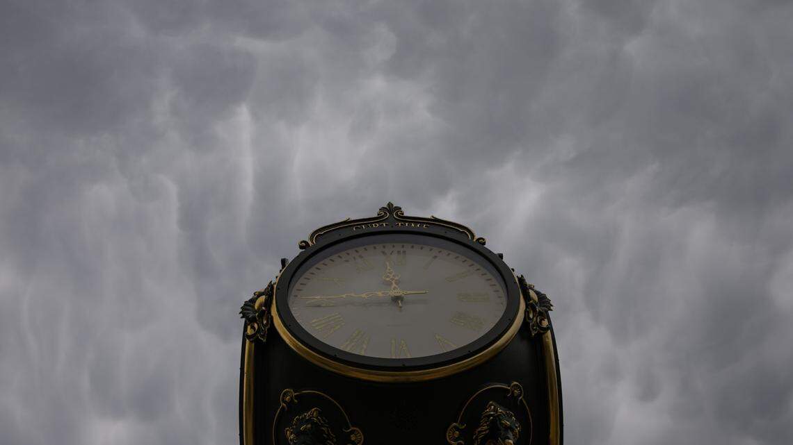 IL officials introduce bills to end daylight saving time change — which happens soon