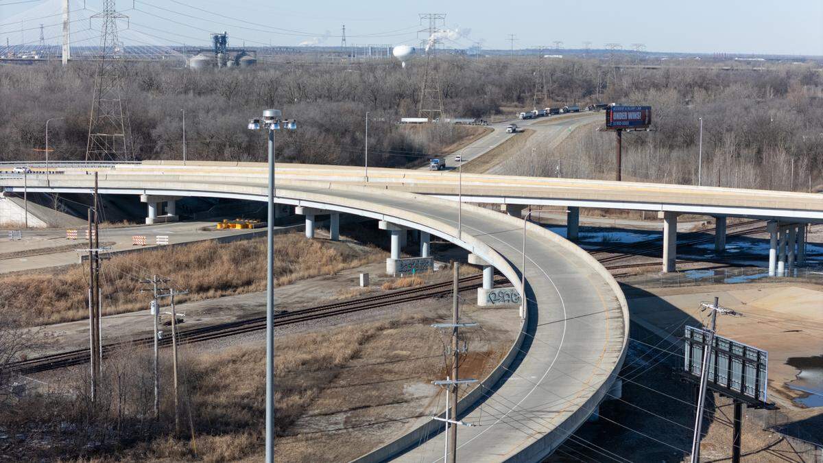 The streetlights on Interstate 55/64/70 in East St. Louis will either be replaced or upgraded with LED lights. The $8.85 million project begins Saturday and is expected to be finished in summer 2026.