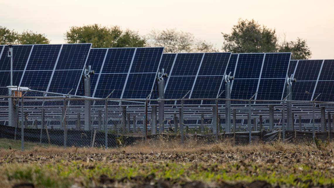 Illinois lawmakers OK sweeping energy reform package that governor pledges to sign