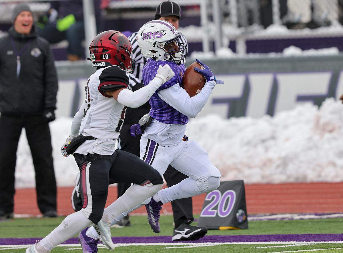 Mascoutah’s Allen Middleton runs the ball during Saturday’s IHSA Class 5A quarterfinal game against Peoria High School. The Indians led 21-14 at halftime but ultimately fell to the Lions 36-21.