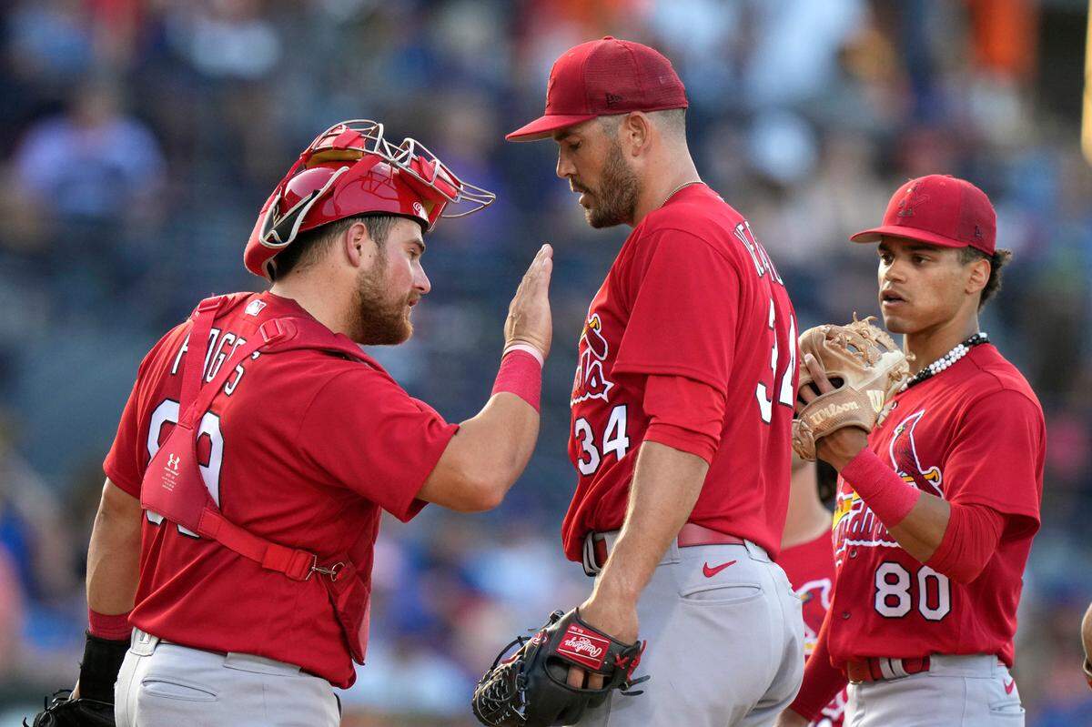 Pedro Pages, left, will handle most of the Cardinals’ catching duties in 2025.