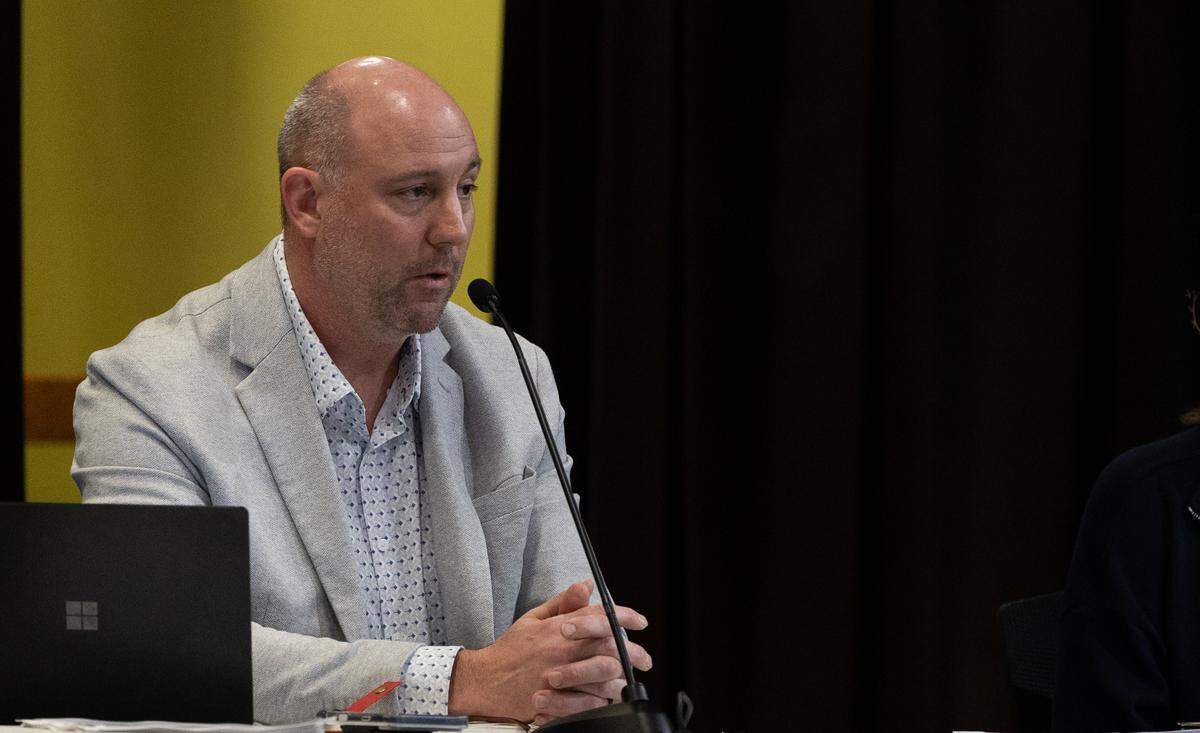 Jeff Lake, development principal for the data center development company Cloverleaf Infrastructure, answers resident questions about a possible data center in Troy.