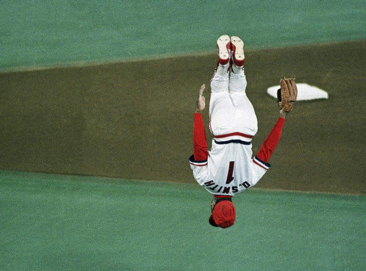 St. Louis Cardinals shortstop Ozzie Smith does his traditional flip prior to the start of the first National League Championship series game against the San Francisco Giants at St. Louis Stadium, Tuesday, Oct. 6, 1987.