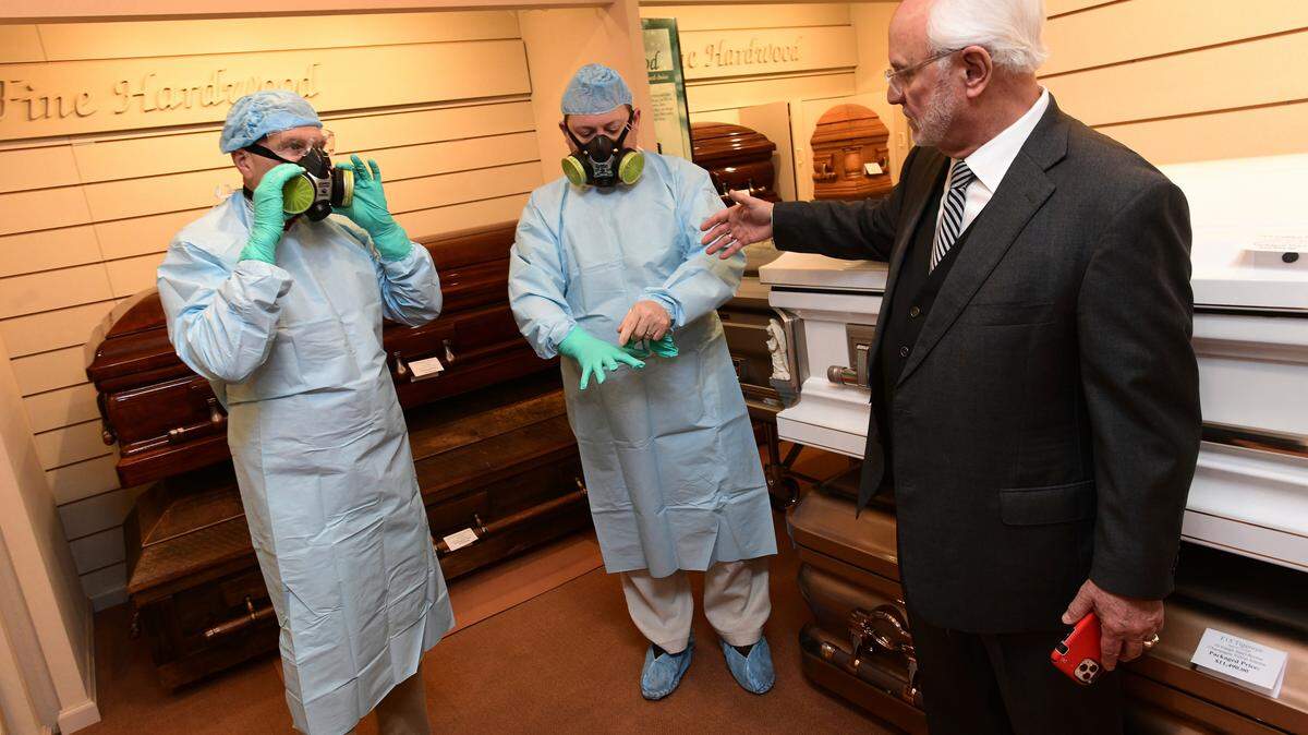 Illinois funeral homes limit number of mourners until after coronavirus threat subsides