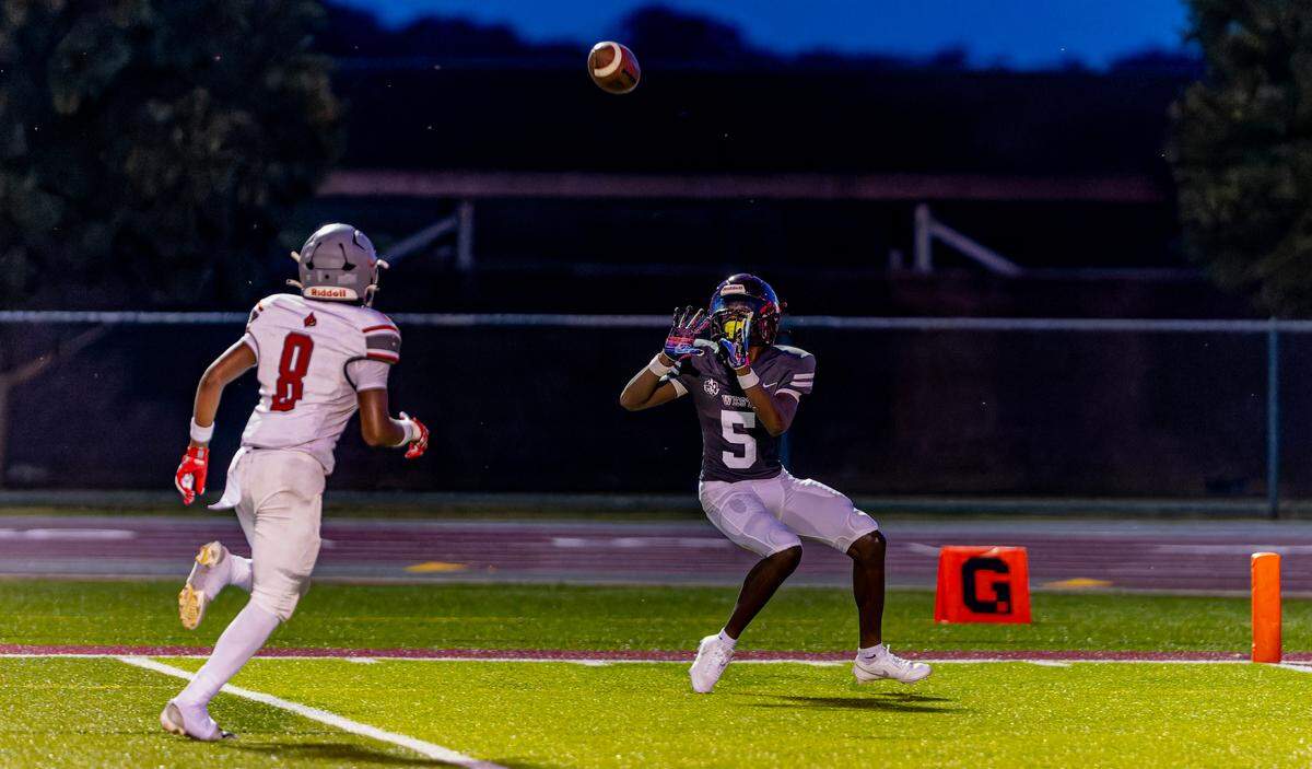 September 20, 2024 - Belleville, IL - De’Shaun Gage (5) makes the catch and runs in for a touch down in the first half during Friday nightsÕs conference matchup between Belleville West and Alton Redbirds on Friday Sept 20, 2024 in Belleville IL. [Photo: Jimmy Simmons]