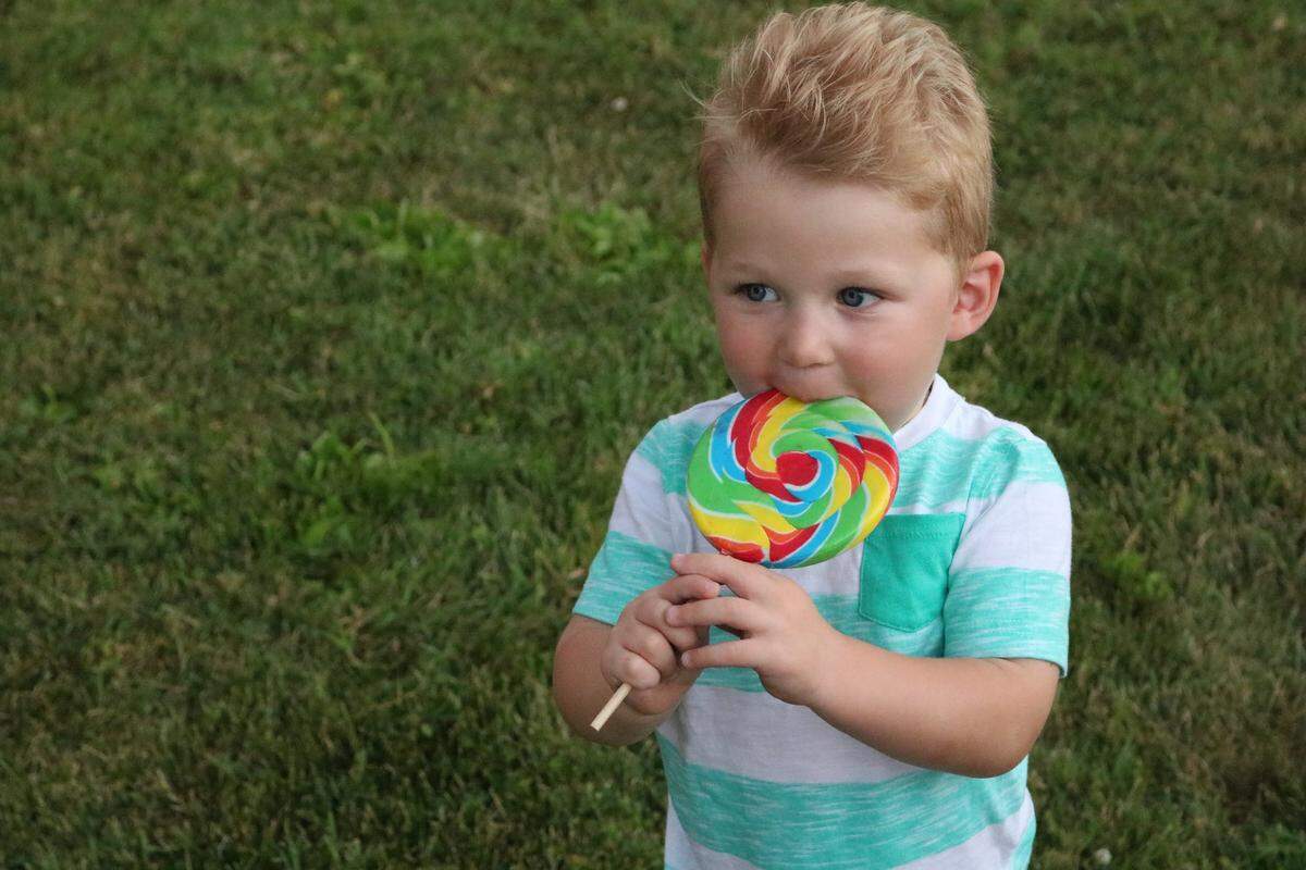 Jax Seger chomps down on a lollipop on Family Night during 2017 St. Jacob Homecoming