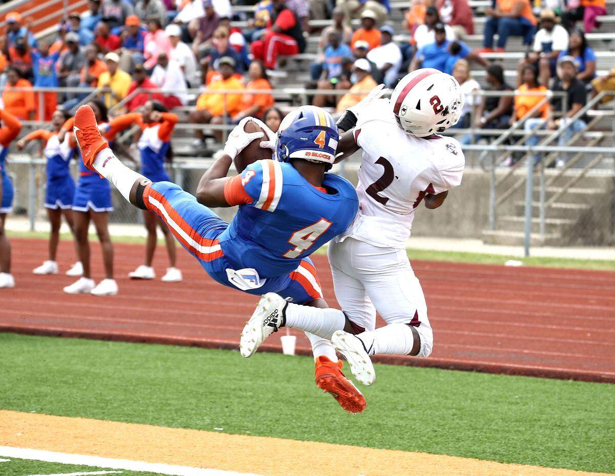 East St. Louis DaMonta Witherspoon makes the catch for the touchdown during Saturday afternoon game.