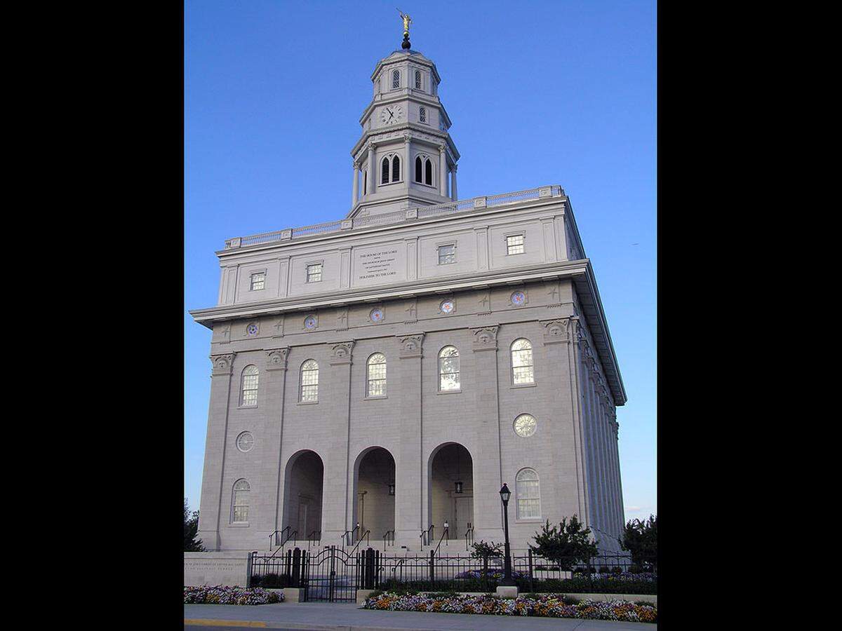 This temple, which replaced the original completed in 1848, sits atop a bluff in Nauvoo, overlooking the Mississippi River. The new temple was build in 1999 and dedicated in 2002.