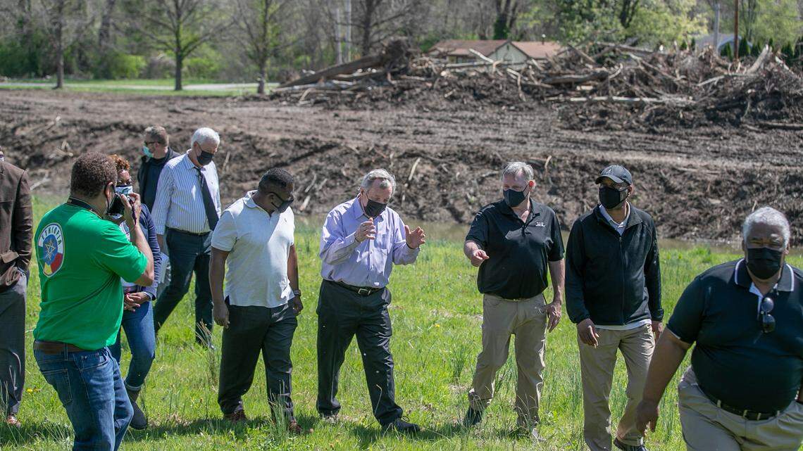 IL Sen. Durbin addresses Centreville flooding issues.      Local group felt left out